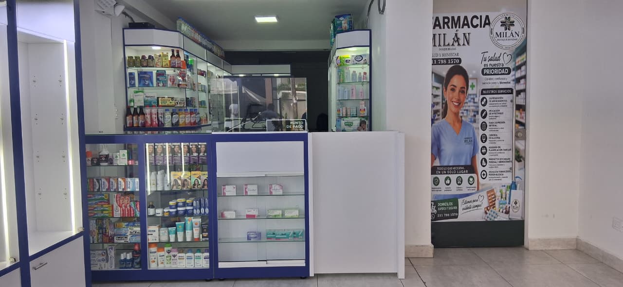 Interior de Droguería Milan con mostrador y vitrinas de productos